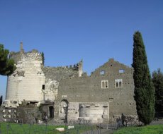 Mausoleo di Cecilia Metella. Il mausoleo e il palazzo baronale del castrum Caetani