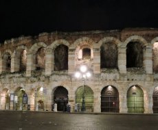 Arena di Verona. Piazza Bra con l'Arena di notte