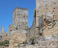 Castello di Lombardia. Le mura e la torre del castello