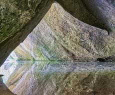 Parco Grotte del Caglieron. Riflesso simmetrico in una grotta verde