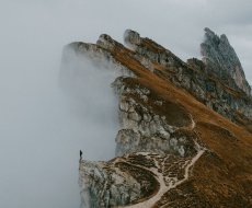 Trentino-Alto Adige. Persona sul bordo della montagna trentina