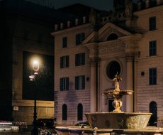 Palazzo Farnese. Piazza Farnese di notte con la fontana e la chiesa di Santa Brigida