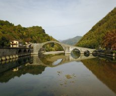 Borgo a Mozzano. Il ponte e il fiume