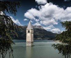 Lago di Rèsia. L'inconfondibile campanile sommerso nel Lago di Resia
