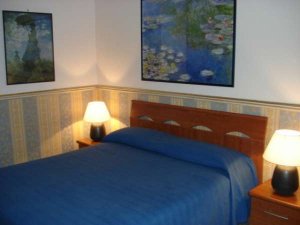 <p>Monet's Room is a double room with a third single bed added. Sunny
and spacious the room is modern and comfortable. Is equipped with
conditioning air sistem, refrigerator, ensuite-bath with shower,
hair-dryer and courtesy kit.</p>