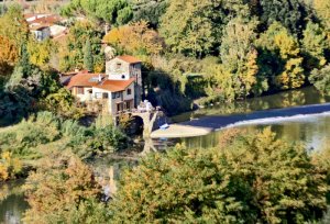 La casa è situata ai margini di un piccolo paese, immersa nel verde e sospesa sull'Arno.