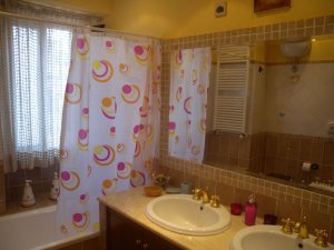 Le due camere condividono il bagno degli ospiti, grande, luminoso e confortevole; dotato di doppio lavabo, bidet e vasca da bagno; troverete a disposizione bagnoschiuma, shampoo, balsamo, asciugacapelli
