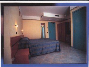 la camera e' dotata di servizi come: bagno con cabina doccia, TV color, Aria condizionata.