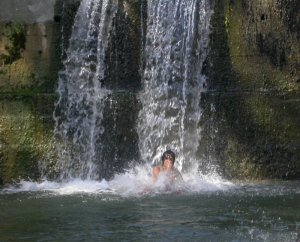 Nel fiume, a 10 minuti dal Podere di Maggio, c'è una piscina naturale sotto la cascata dove d'estate si fa un bagno favoloso.