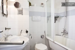Il bagno completo di wc/bidet ha a disposizione phon e sapone. I teli asciugamano sono cambiati ad ogni soggiorno o a settimana. Cambio extra di biancheria da bagno e da letto su richiesta, a pagamento
