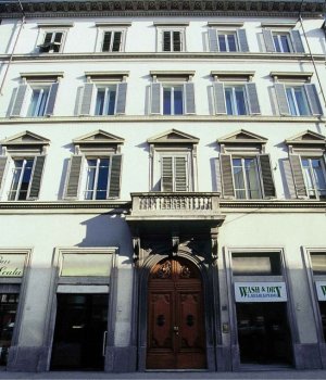 Il palazzo si trova a pochi passi dalla Stazione Centrale di Santa Maria Novella, vicino a negozi e ristoranti. E' dotato di ascensore