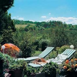Nel giardino lettini prendisole per abbronzarsi e rilassarsi immerso in questo splendido scenario