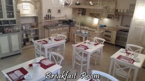 La prima colazione al mattino viene servita tutti i giorni nella Breakfast Room, situata al piano terra,  dalle 08:00am alle 10:00am  con buffet self service continental style. 