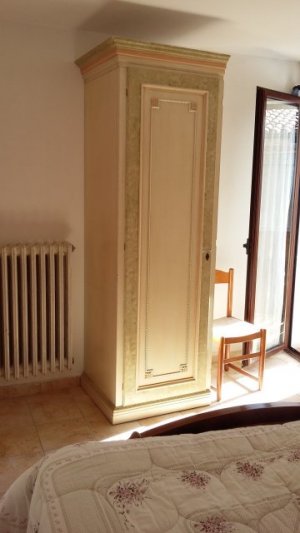 Foto Camera da letto matrimoniale con balconcino e porta finestra