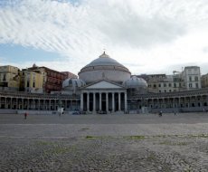 Piazza del Plebiscito. Piazza del plebiscito, la più grande piazza di Napoli