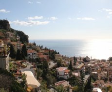 Taormina. Il paesaggio con il paese e il mare