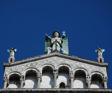 Chiesa di San Michele in Foro. Le statue sulla cattedrale