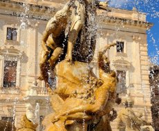 Fontana di Artemide. Fontana di Diana in Piazza Archimede
