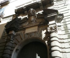 Palazzo di Sangro. Decorazioni sull'ingresso del palazzo
