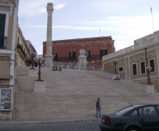 Brindisi. La scalinata delle colonne che segnano la fine della via Appia