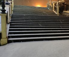 Motta Santa Lucia. La scalinata del castello sotto la neve