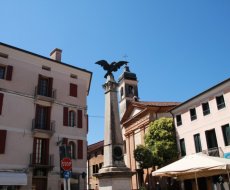 Monumento a Vittorio Emanuele II. Il monumento in Via Roma