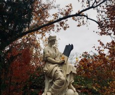 Giardini Indro Montanelli. Una statua nei magnifici giardini