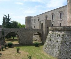 Castello Aragonese. I bastioni e il passaggio all'entrata del castello aragonese