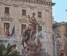 Fontana di Artemide. Prospettiva della piazza