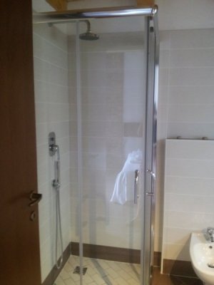 Il bagno della camera large,con doccia.