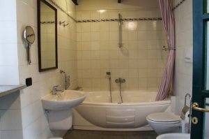 Il bagno della camera small,con vasca per due persone.