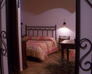 I semplici ed originali elementi di illuminazione in cotto siciliano richiamano la pavimentazione degli ambienti rendendo l' atmosfera calda e accogliente.
