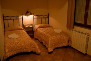 I semplici ed originali elementi di illuminazione in cotto siciliano richiamano la pavimentazione degli ambienti rendendo l' atmosfera calda e accogliente.