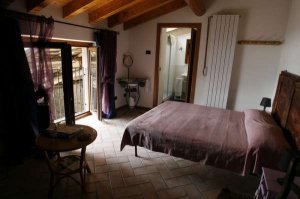 Una splendida camera matrimoniale adatta alle famiglie, con spettacolare vista sul Lago di Garda. 
Bagno interno, zanzariere alle finestre, ventilatore in camera.