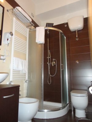 Ogni camera ha questa tipologia di bagno e servizi privati in camera