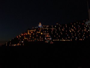 Il grande presepe luminoso è presente sulla collina di Manarola nel periodo natalizio, generalmente dall'8 Dicembre a fine Gennaio