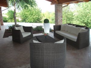Foto Il grande patio esterno dispone di zona relax, di un BBQ monumentale e di un tavolo per 12 persone