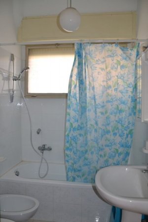 Il bagno è con vasca utilizzabile anche come doccia.