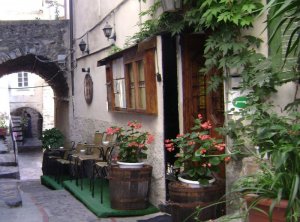L'entrata è tra i vicoli del borgo medievale denominato anche " Paese Romantico"