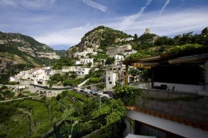 Dalla vostra camera potrete godere un panorama mozzafiato tra i monti e il mare della Costiera Amalfitana