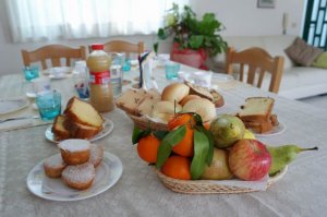 Colazione tradizionale con pane, marmellate e dolci tipici rigorosamente preparati in casa