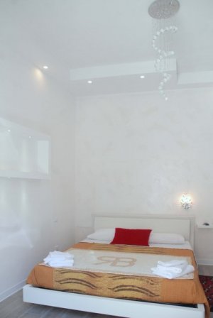Questa camera con ingresso indipendete è dotata di un confortevole letto matrimoniale, bagno privato, aria condizionata, wifi gratis, tv lcd. 