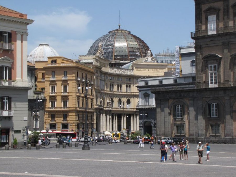 Piazza del Plebiscito e Real Teatro San Carlo.