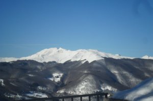 Foto Il monte Pisanino innevato visto dal B&B