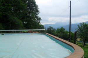 Foto La piscina, con il profilo delle Alpi Apuane