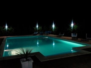 Foto piscina di sera