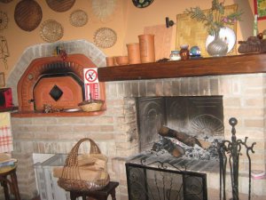Foto cucina -camino e forno a legna