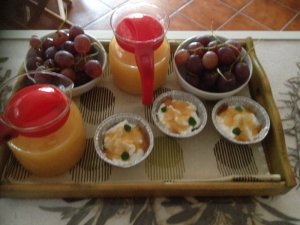 Assaggio della nostra colazione con frutta fresca di stagione, dolcetti e spremute